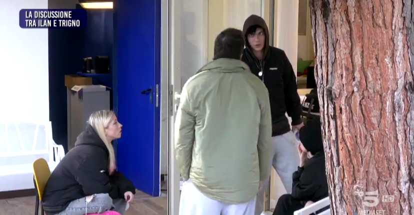 Prima lite ad Amici 24: volano parole grosse, cantante piange e perde la lezione – VIDEO preview