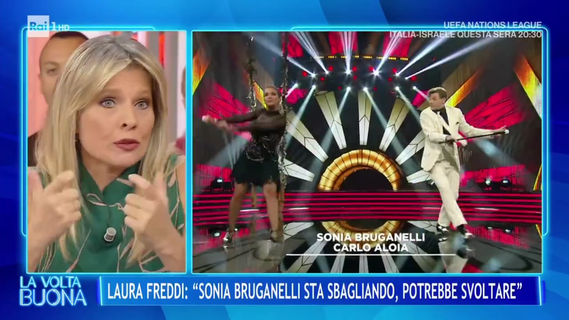 Il colpo basso di Laura Freddi a Sonia Bruganelli: “A Ballando con le Stelle fa la giurata-concorrente” preview