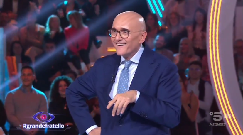 Bassi ascolti, Signorini interviene e si schiera dalla parte di un noto conduttore preview