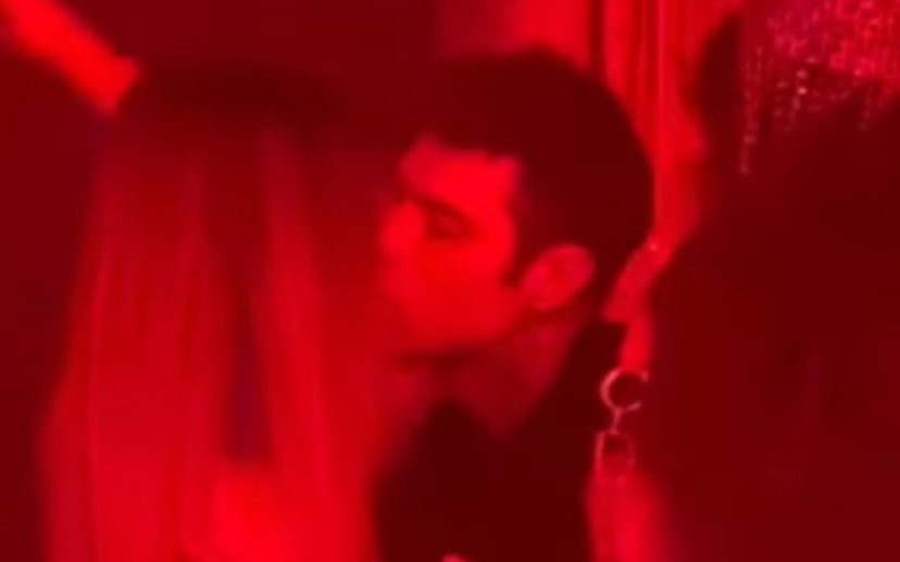 Fedez bacia una misteriosa ragazza in discoteca a New York: il video è virale preview