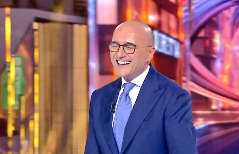 “Cosa ha fatto Alfonso Signorini ai denti?”, svelato il mistero sul suo sorriso smagliante – PRIMA e DOPO preview