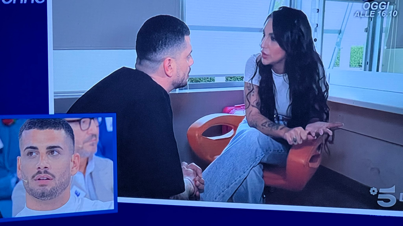 Uomini e Donne, Maria De Filippi manda via un tronista dopo alcune segnalazioni: anche un cavaliere abbandona preview