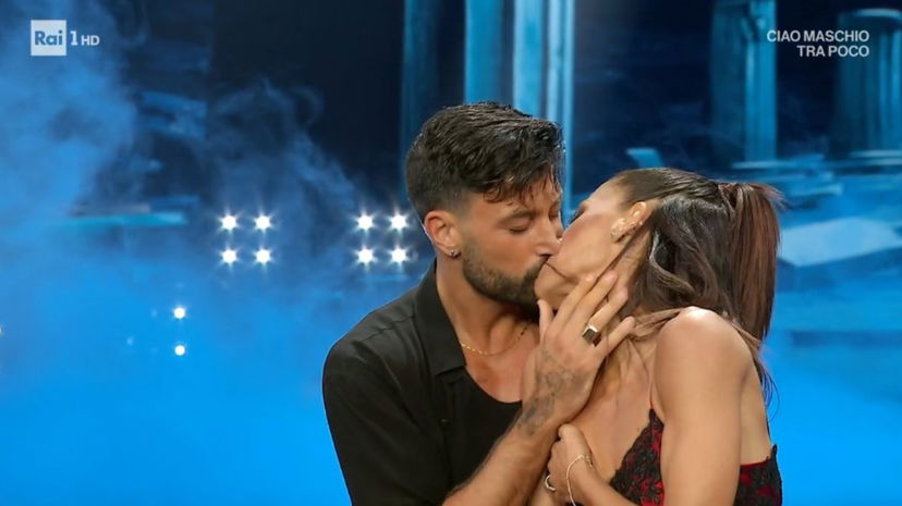 Bianca Guaccero e Giovanni Pernice, Natale insieme: “Conoscerà la mia grossa grassa famiglia” preview