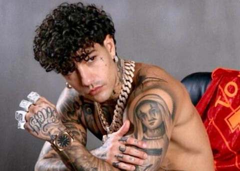 Tony Effe cambia look: com’è il rapper oggi preview