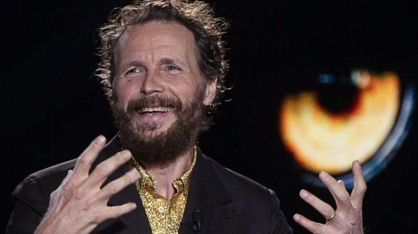 “Abbiamo fatto la pipì insieme”, Jovanotti svela l’assurda richiesta di Berlusconi: il retroscena preview