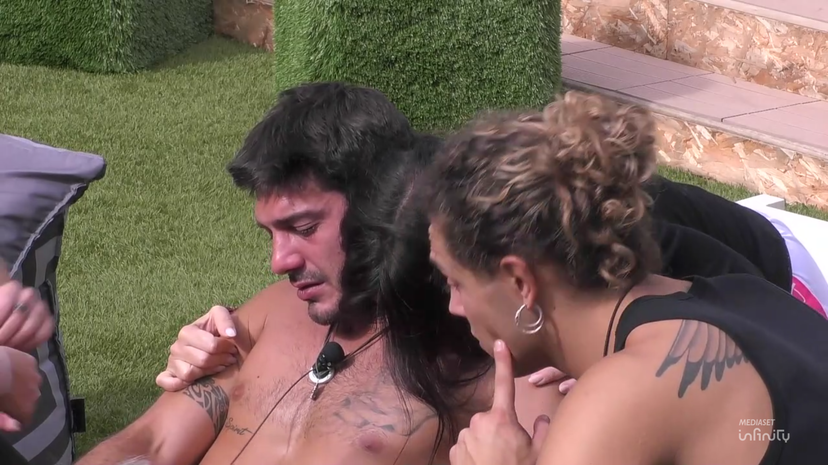 “È gay, lo dicono tutti”, il padre di Lorenzo replica alla madre di Shaila al Grande Fratello preview