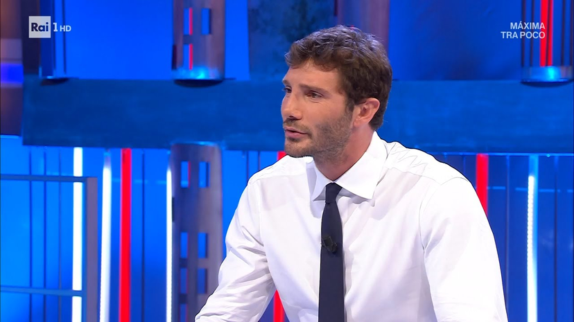 Stefano De Martino è rifatto? Giacomo Urtis svela i possibili ritocchi estetici del conduttore di Affari Tuoi preview
