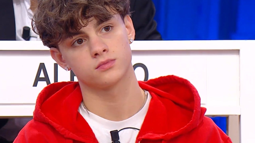 Perché Luk3 è assente ad Amici 24? Banco vuoto nell’ultima registrazione e silenzio: le ipotesi preview