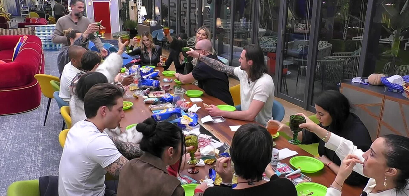 Nuova coppia al Grande Fratello: scatta il bacio passionale nella notte – VIDEO preview