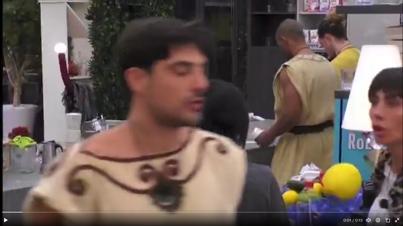 Urla, pugni e minacce: Lorenzo fuori controllo al Grande Fratello, i video shock preview