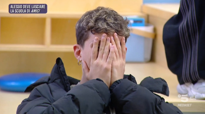 Colpo di scena ad Amici 24: Alessio costretto a lasciare la Scuola, la sua reazione preview