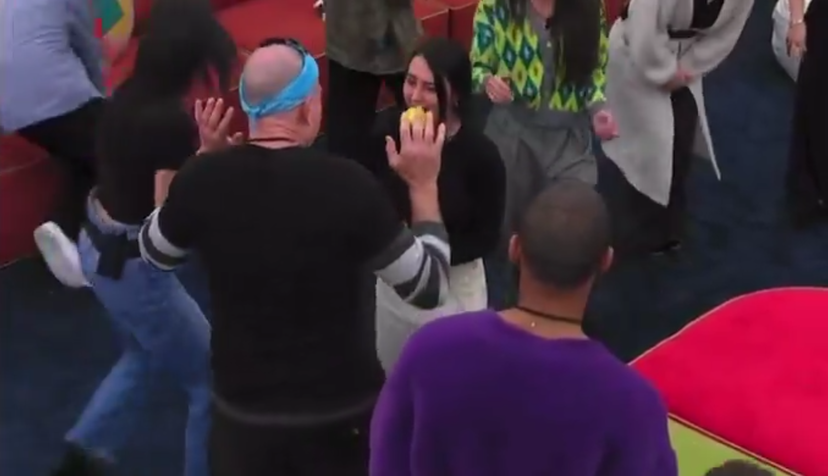 Un gesto di Bernardo a Mariavittoria fa esplodere Tommaso: bufera al Grande Fratello preview