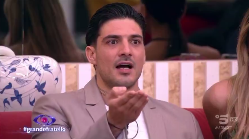 Lorenzo lancia una sedia in diretta e si allontana, caos al Grande Fratello: ecco cosa è successo preview