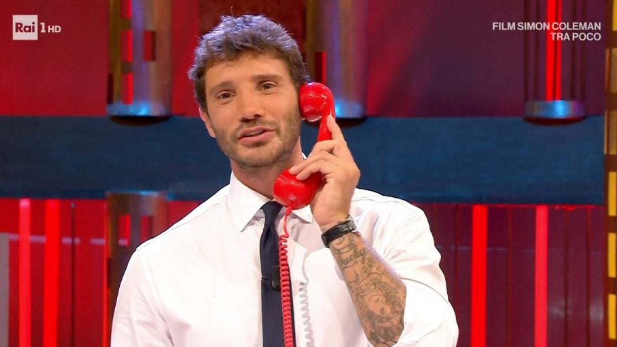 Stefano De Martino infrange ogni aspettativa: ascolti stellari per Affari Tuoi ma c’è chi lo critica