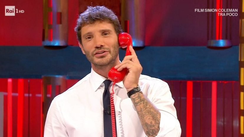 Stefano De Martino infrange ogni aspettativa: ascolti stellari per Affari Tuoi ma c’è chi lo critica preview