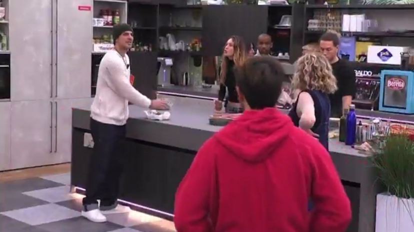 “Sei un maleducato, ti devi vergognare”, lite esplosiva tra Helena e Lorenzo al GF – VIDEO preview