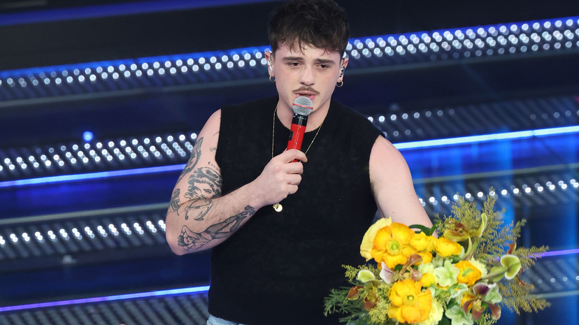 Olly risponde a chi lo ha criticato per il tavolo sporco (VIDEO) preview