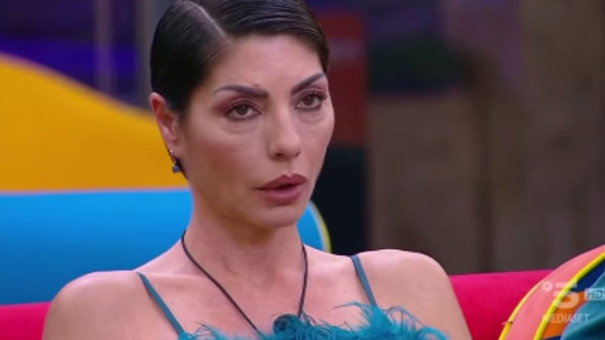 “Deficiente brasiliana”: Ilaria Galassi insula pesantemente Helena, la reazione di Pamela Petrarolo