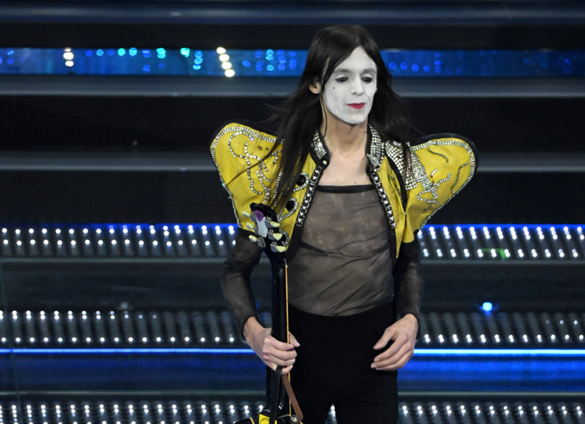 Perché Lucio Corsi si trucca il viso di bianco a Sanremo 2025: ecco il motivo preview