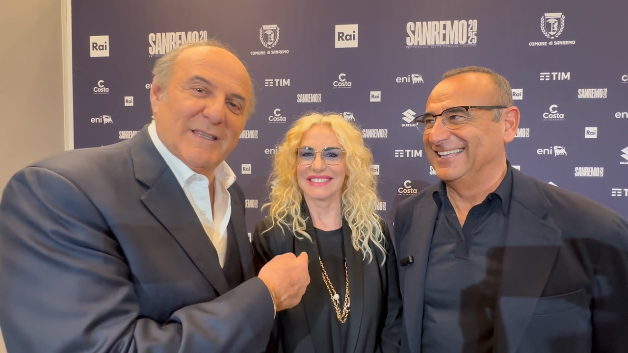 Carlo Conti apre la conferenza di Sanremo 2025 con un omaggio: il commosso ricordo