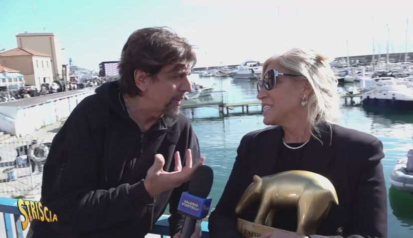 Tapiro di Striscia alla mamma di Fedez: “Siamo diventati tutti santi, fatelo divertire” preview