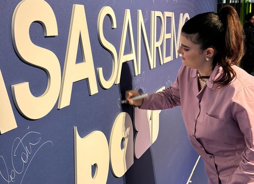 Chi è Maria Tomba, la cantante in pigiama a Sanremo 2025 con Goodbye (voglio good vibes) preview