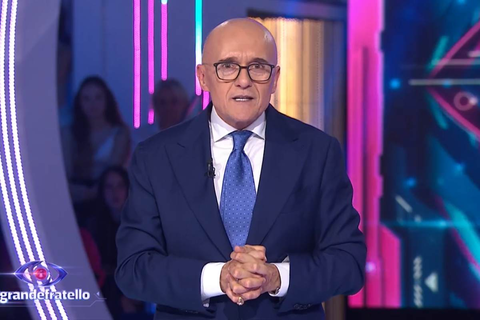 Alfonso Signorini: “L’unico modo per sopravvivere a questi mesi” preview