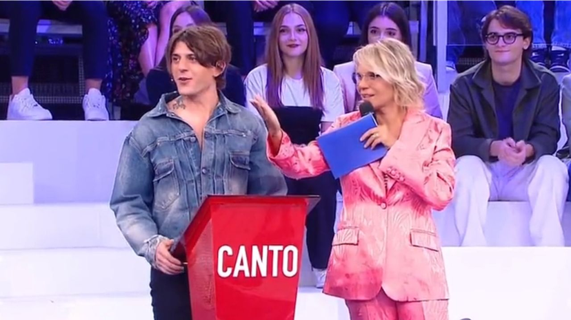 Rkomi giudice al Serale di Amici 24? Trattative in corso: l’indiscrezione preview