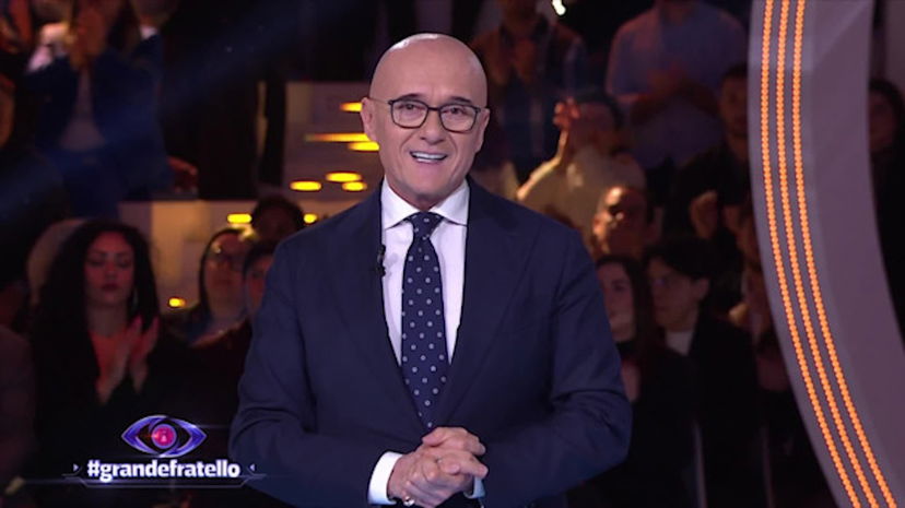 Ex del Grande Fratello condivide post contro Signorini e poi cancella tutto e ritratta: ecco cosa è successo preview