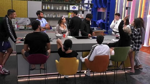 Donna discussa entra nella Casa del Grande Fratello: chi è preview