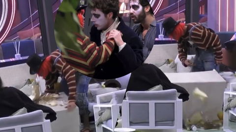 Simone ubriaco al GF ribalta un tavolo, gieffini infuriati – VIDEO preview