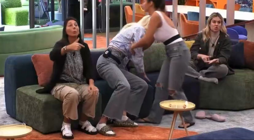 Grande Fratello, Giulia ha un malore e si accascia – VIDEO preview