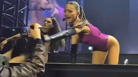 Elodie gli getta il telefono a terra, lui ora rompe il silenzio preview