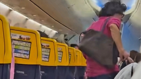 Francesco Renga fatto scendere da un volo Ryanair: lite in aereo prima del decollo, il video è virale preview