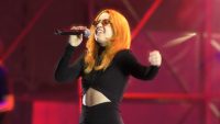 noemi caduta terrore al concerto