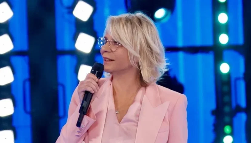 Amici 2026 cambia squadra: addii tra i prof, Amadeus verso il cast e Ambra Angiolini smentisce preview