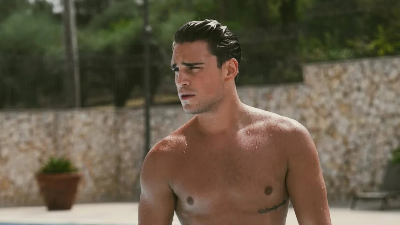 Alessandro Varsi a bordo piscina, concorrente del Grande Fratello Vip