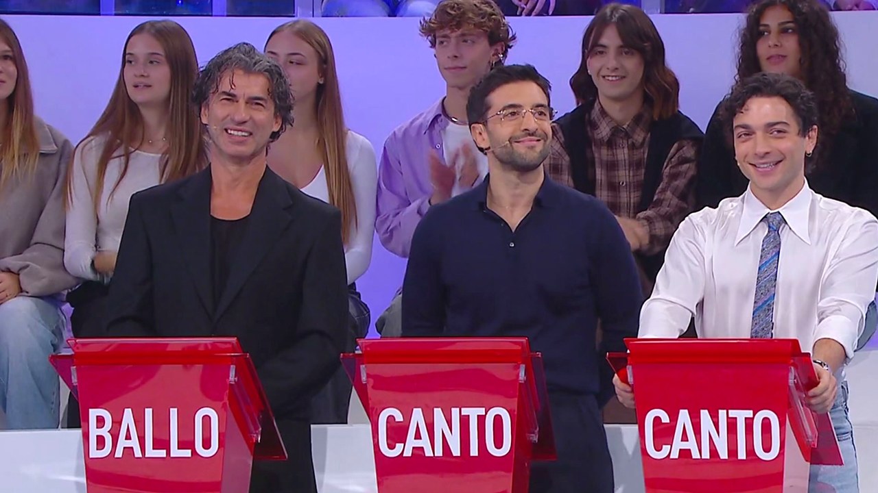 Kledi Kadiu e due componenti de Il Volo ai banchi dei giudici delle gare di ballo e canto di Amici 26