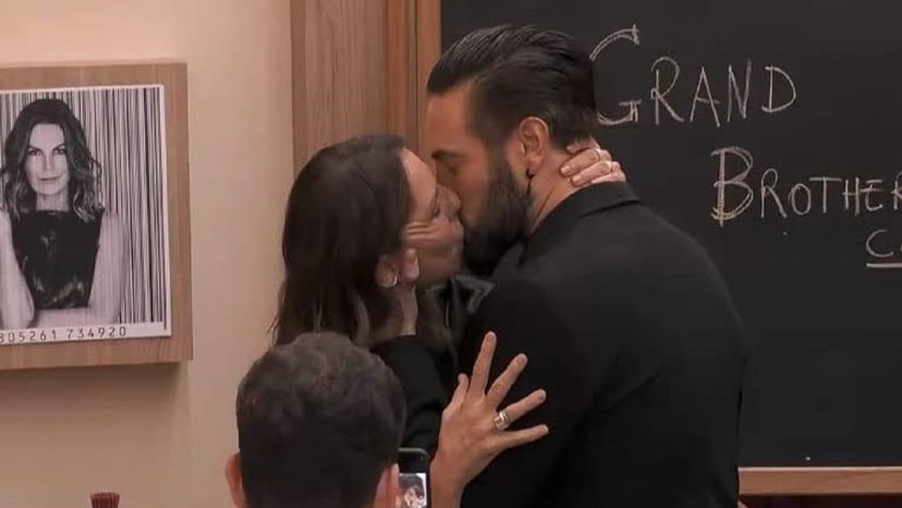 Marina La Rosa bacia Alex Belli al GF Vip: poi la reazione choc preview