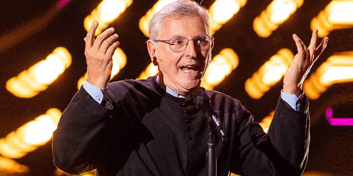 The Voice Senior: Don Bruno, il prete che canta i Ricchi e Poveri alle Audition article-post