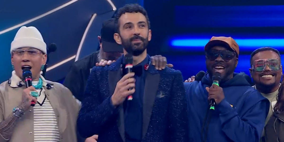 Sanremo 2023: Bruno, tutti pazzi per il corista traduttore dei Black Eyed Peas article-post
