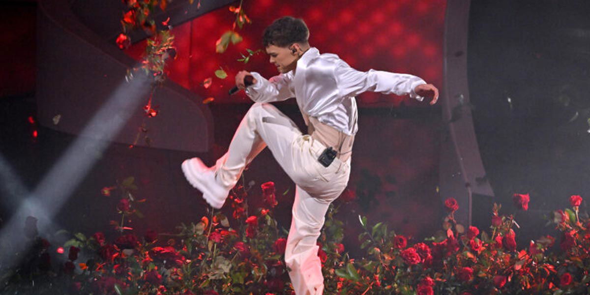 Sanremo 2023: Blanco rompe la scenografia di rose – VIDEO article-post