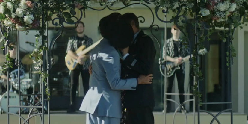 Bacio gay censurato nella fiction Gloria? Rai spiega: ‘Bollino nero? No, è un cappello’ article-post