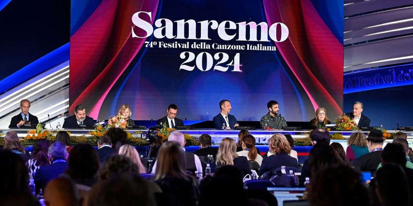 John Travolta a Sanremo 2024 per fare pubblicità occulta: Rai fa spallucce article-post