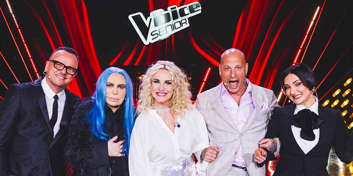 The Voice Senior sfotte Io Canto: la gag che invita a ‘diffidare dalle imitazioni’ article-post