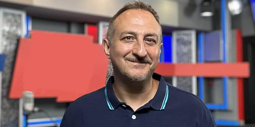 Mauro Casciari sfotte Mediaset: pavimenti lerci negli studi di Rete4 article-post