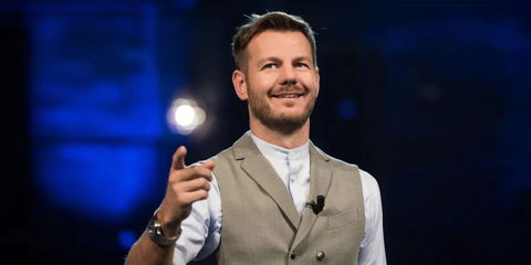 Stasera C’è Cattelan 2025 torna su Rai2 con Olly e con l’ospite misterioso preview