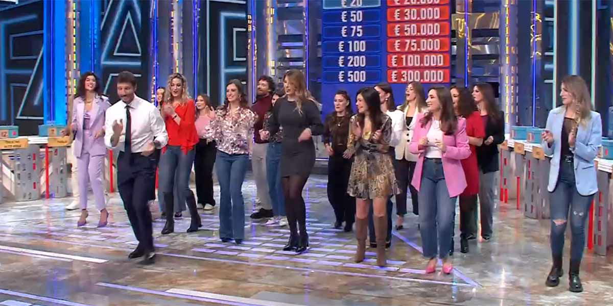 Affari Tuoi è diventato l’harem di Stefano De Martino: 18 pacchisti su 20 sono donne article-post
