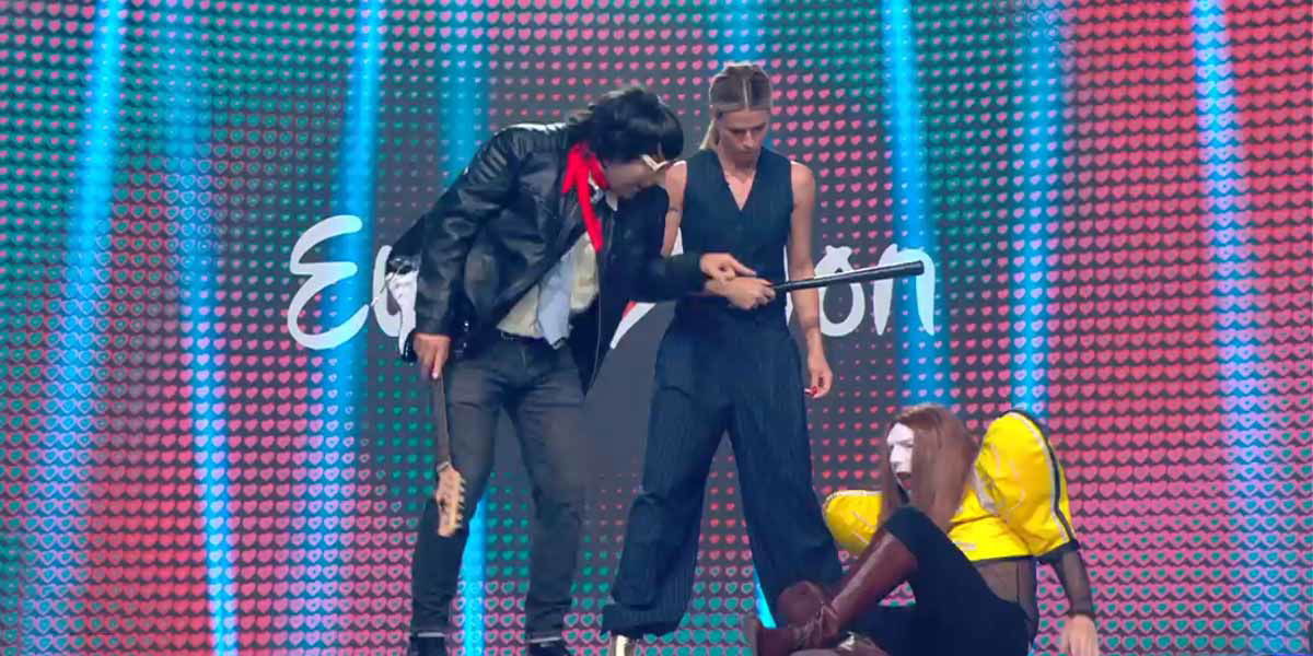 Michelle Hunziker picchia Lucio Corsi: la dubbia gag su Eurovision di Striscia la Notizia article-post