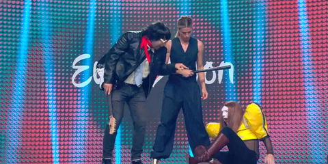 Michelle Hunziker picchia Lucio Corsi: la dubbia gag su Eurovision di Striscia la Notizia preview